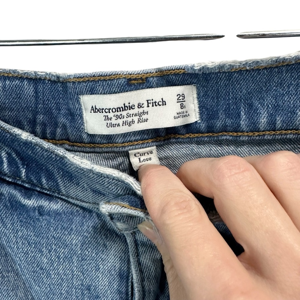Abercrombie & Fitch 90s Straight Ultra High Rise Curve Love Jeans with Split Hem - Picture 3 of 4